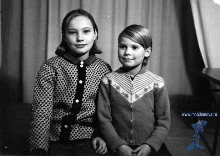 Natalia Molchanova and her older sister Reena as Children