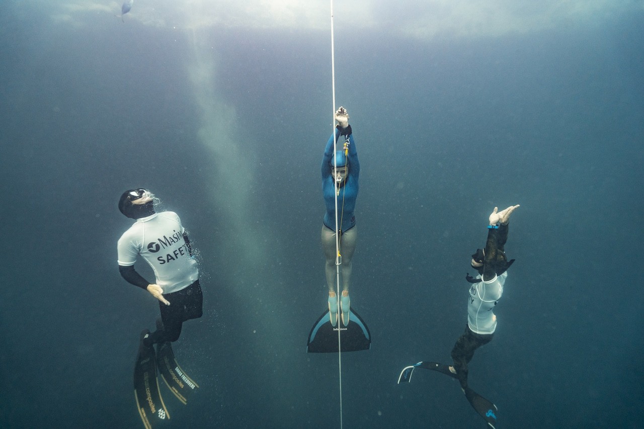 The Masimo safety divers escort Sofia Gomez of Colombia up on her CWT ascent (photo by Daan Verhoeven)
