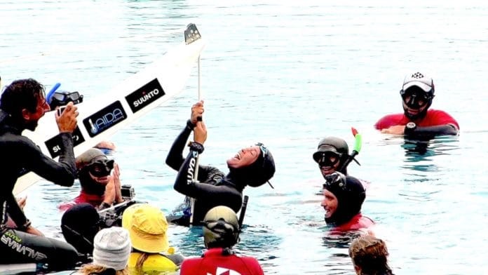 Triumphant and joyful Alessia celebrates at the surface (photo © Ruben Quido)