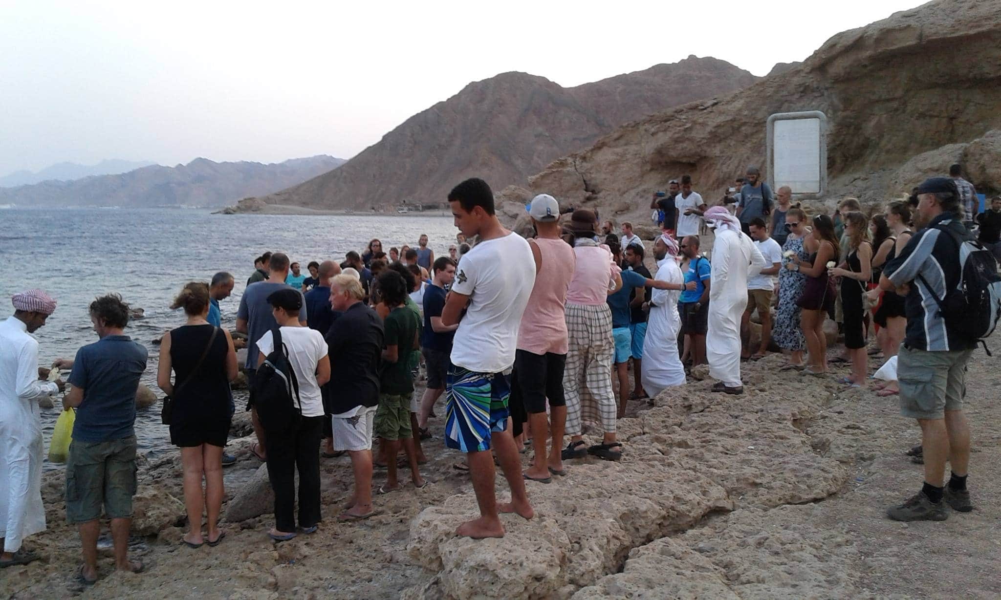 A memorial gathering at the Blue Hole in Dahab to pay tribute to Stephen Keenan. (photo by Olivier Server)