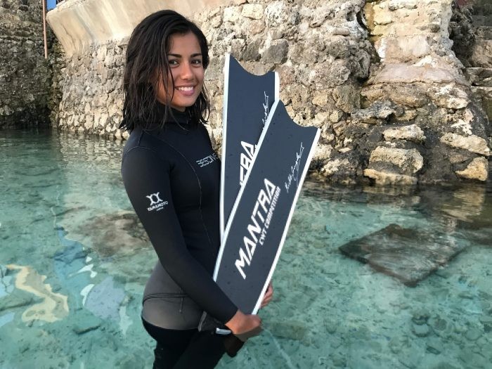 Philippine national record holder <a href="http://www.instagram.com/dori.freediver">Dorina Doerr</a> with her Cetma Composites Mantra CWT Competition fins. Photo by Ken Tsai.