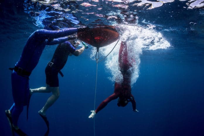 Free diver starts descending to the depth. Free immersion