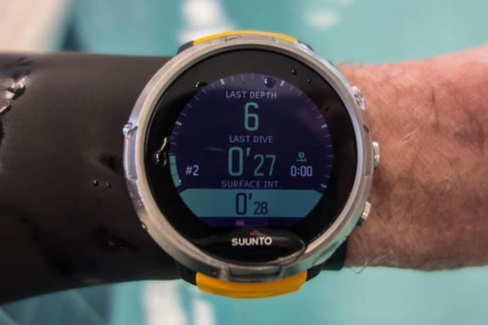 Default dive mode surface interval screen. The arch around the bezel graphs elapsed surface time. Default bottom display is also elapsed surface time. Choices available for this field can be customized using the Suunto DM5 software and are cycled through with the bottom button. Note total elapsed time (in minutes) since last dive on the middle right.