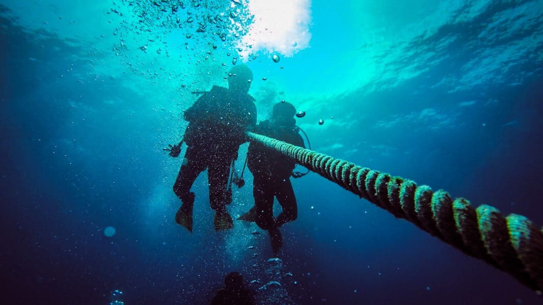 Two scuba diver with the anchor rope