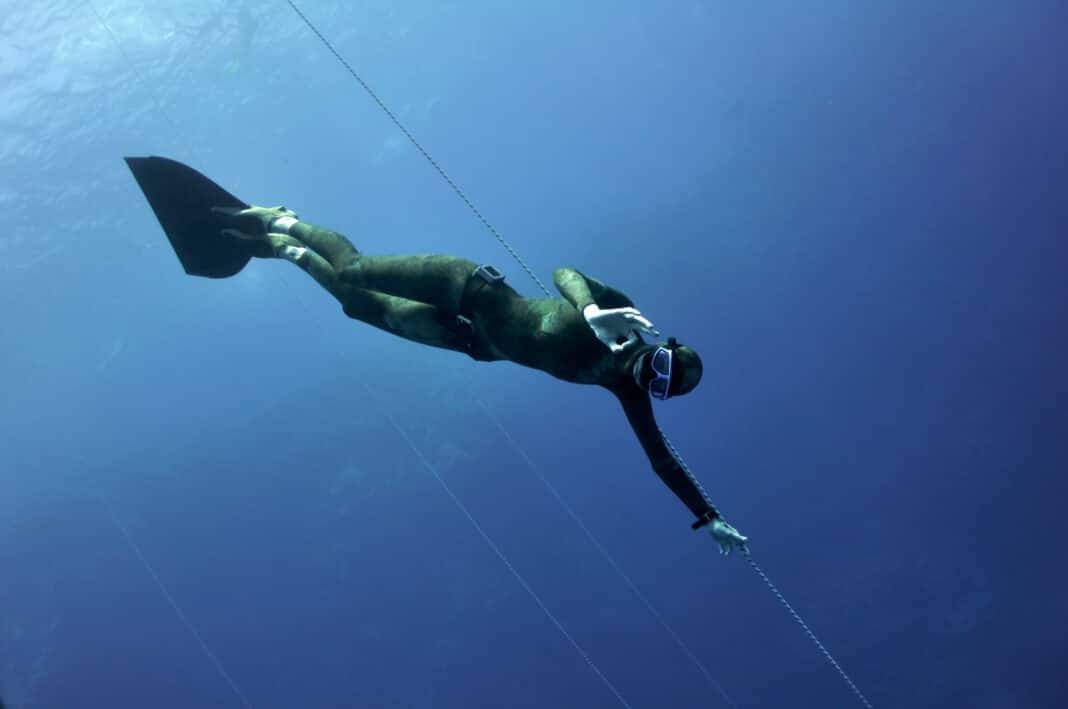 Freediver shows the 