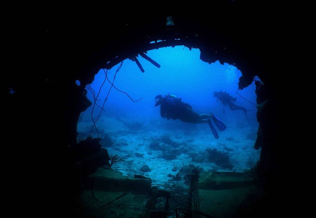 Diving a wreck in Aruba Scuba Diving
