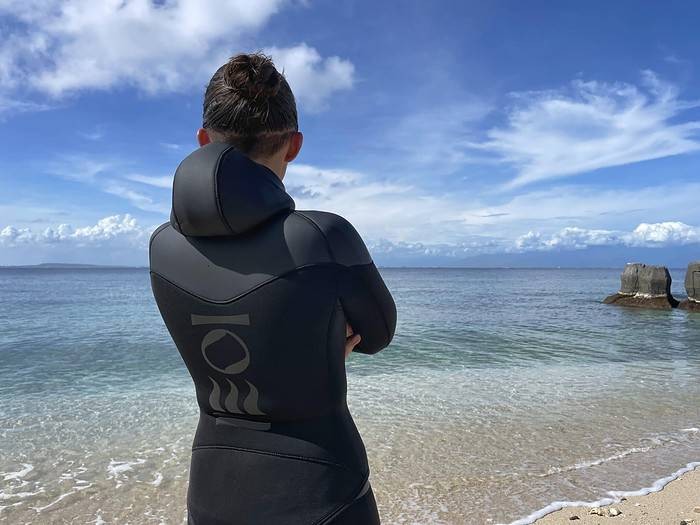 Fourth Element logo on the back of the RF2 wetsuit