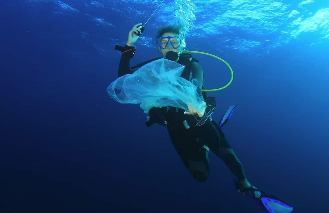 Underwater Cleanup (Adobe Stock)