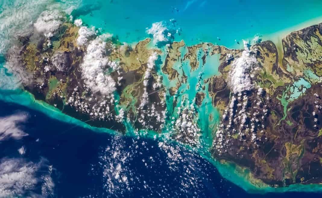 Aerial view of Bahamas Andros Island. Turquoise color of the Caribbean (AdobeStock)