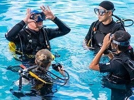 Scuba Diving class (AdobeStock)