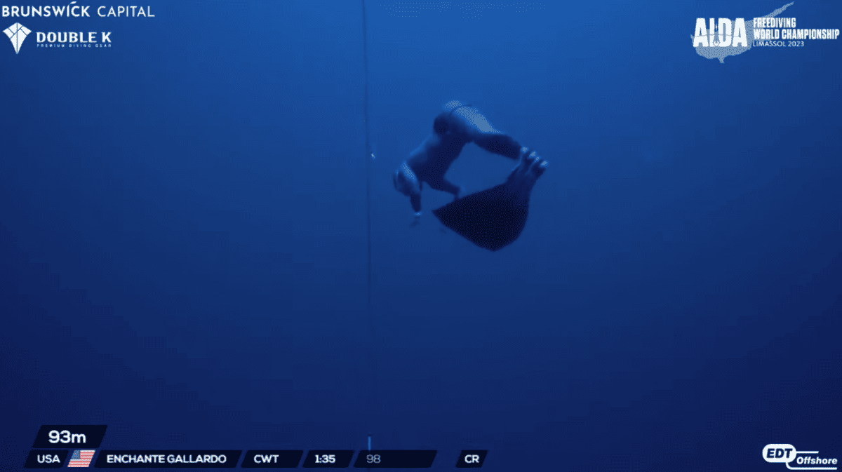 Enchante Gallardo doing a loop at 93m/305ft before going back down to her announced depth of 98m/322ft. (Image credit: AIDA/Diveye/YouTube)